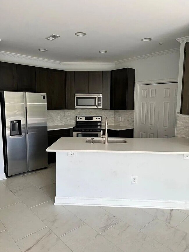 Building Photo - 2 Bed/ 2 Bath Condo located in one of Charlotte's most desired neighborhoods