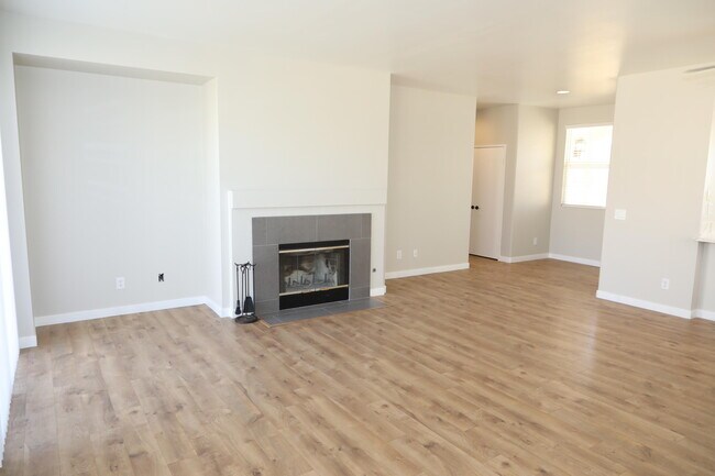 Building Photo - 1559 W Ave H4