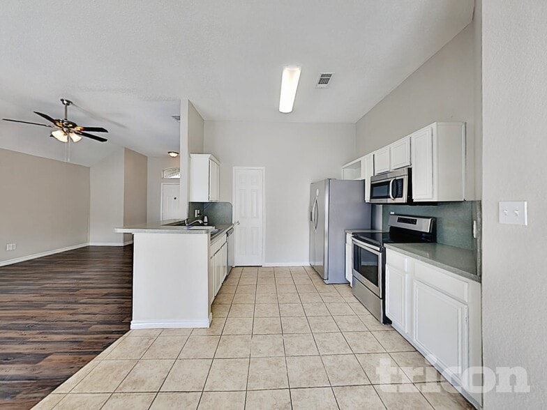 Building Photo - 228 Willow Creek Dr