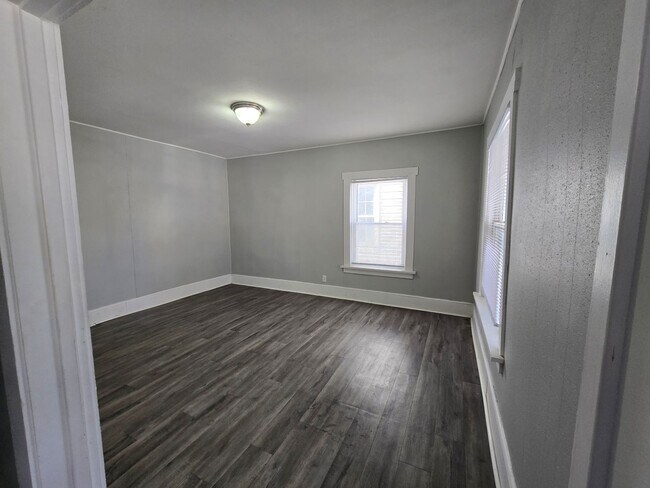 Building Photo - 5 Bedroom House