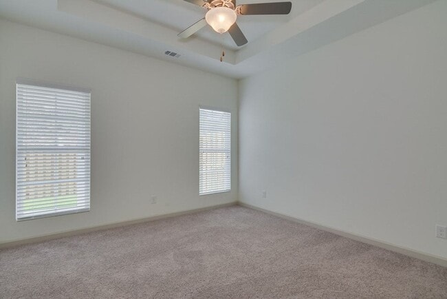 Building Photo - Beautiful End Unit Townhouse