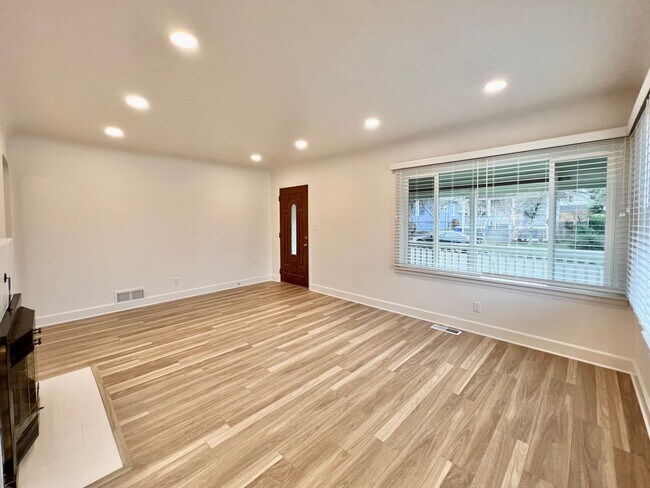Building Photo - Newly Renovated 3 bed 2 bath With Huge Bac...