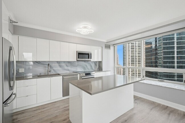 Building Photo - 512 N McClurg Ct