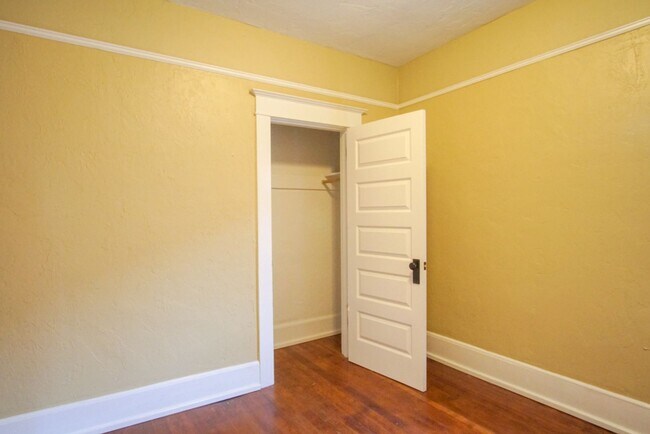 Building Photo - Gorgeous Humboldt Classic: Top Floor 1 Bedroom!