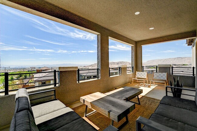 Building Photo - Stunning Fully Furnished 5-Bedroom Home in...