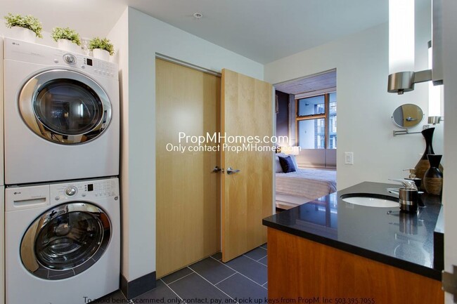 Building Photo - Luxury Goose Hollow Living – 1 Bedroom + S...