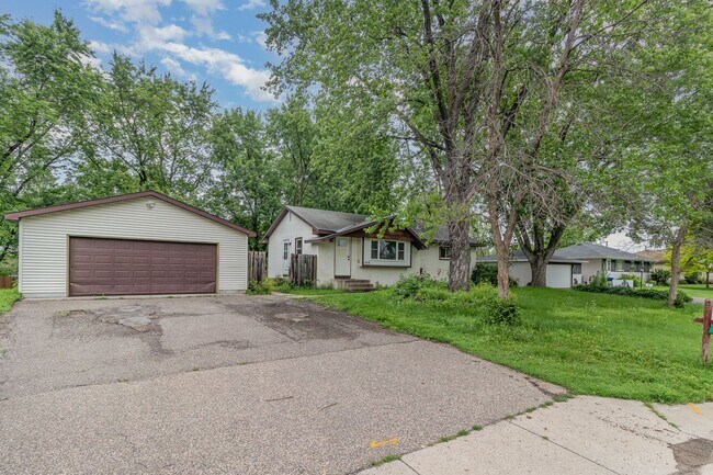 Building Photo - Spacious 5bed|2bath Home w/ Large Backyard...