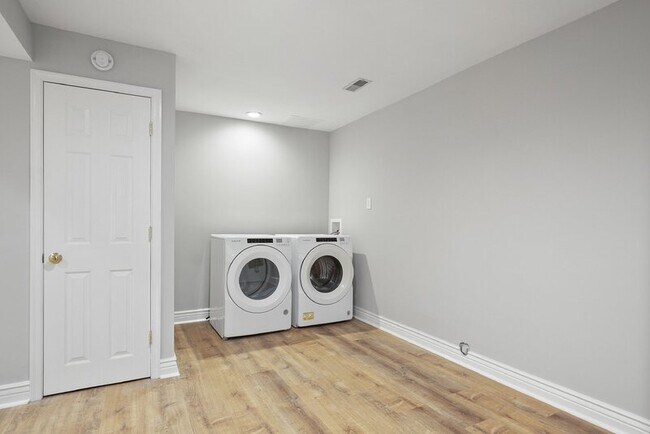 Building Photo - 2258 N Tollgate Cir