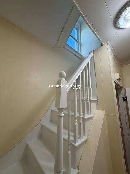 Building Photo - 18 Linden St