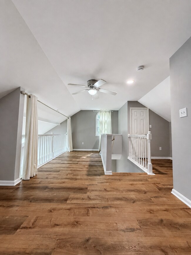Building Photo - 252 Crescent Dr