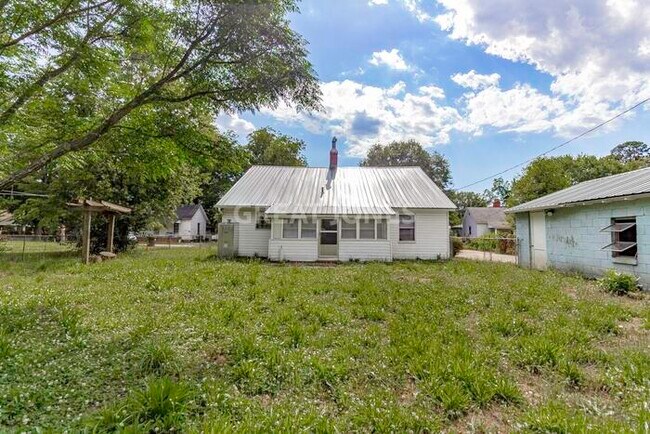 Building Photo - NOW OFFERING HALF OFF FIRST FULL MONTH IF ...