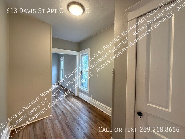 Building Photo - 613 Davis St