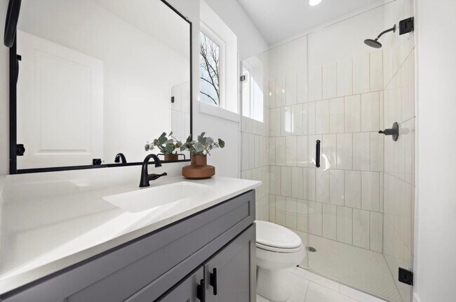 Building Photo - 835 Elkhart St