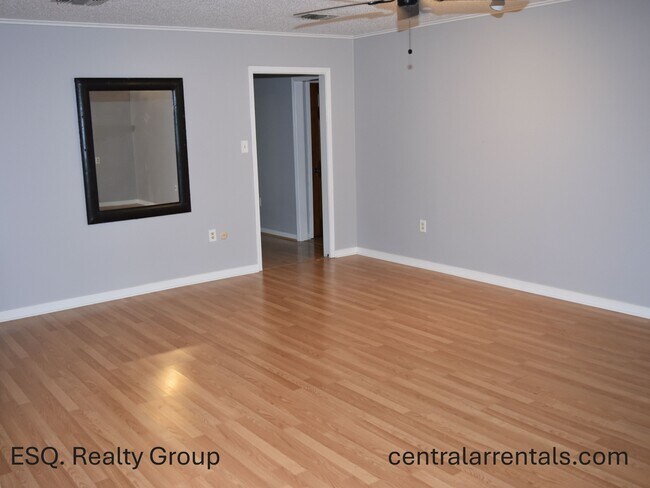 Building Photo - 4512 Somers Ave