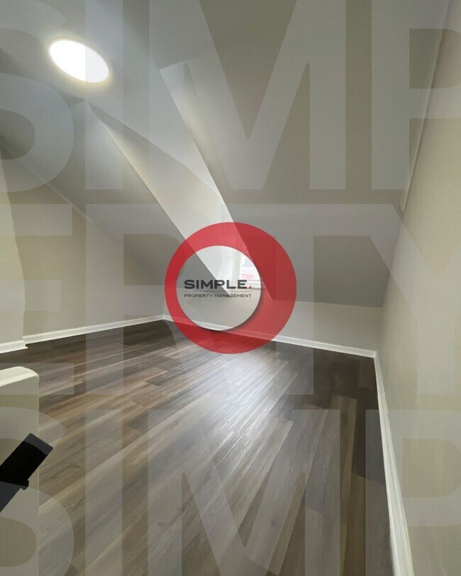 Building Photo - Three Bedroom Townhome