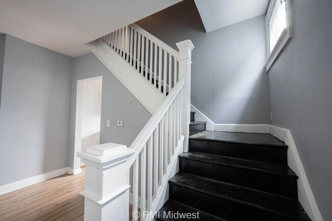 Building Photo - "Charming 3-Bedroom Duplex Retreat on North Capitol Avenue – 1,176 Sq Ft of Comfort in Indianapol...