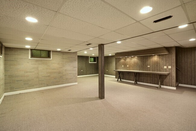 Building Photo - 258 Dennis Ln