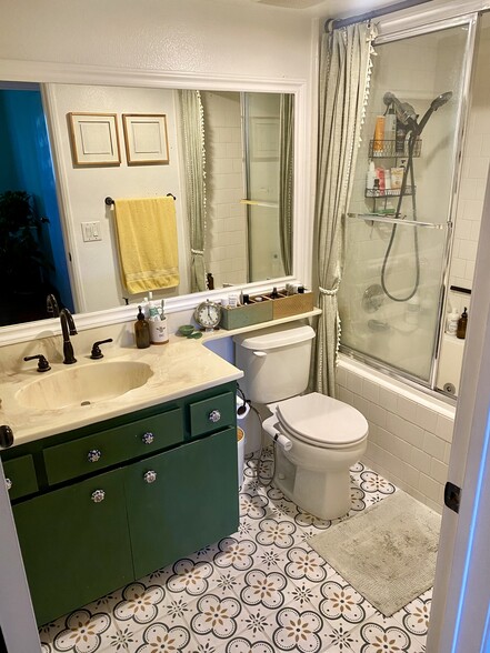 SSecond floor bathroom - 4511 Murietta Ave