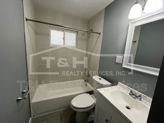 Building Photo - 1330 W Tate St