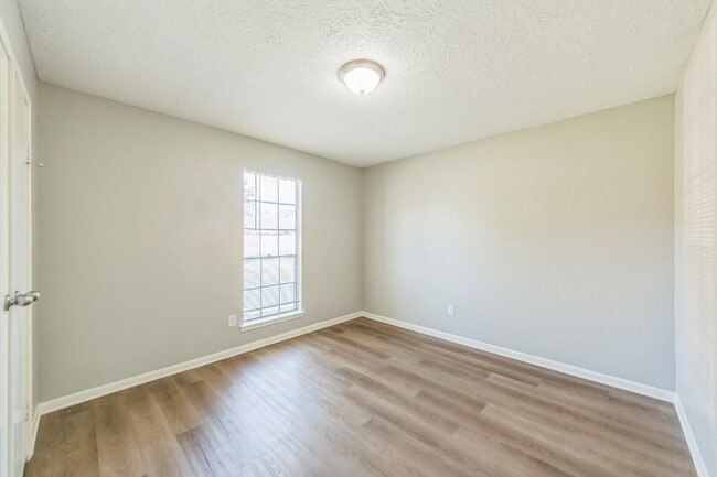Building Photo - Charming & Spacious Home in La Porte!