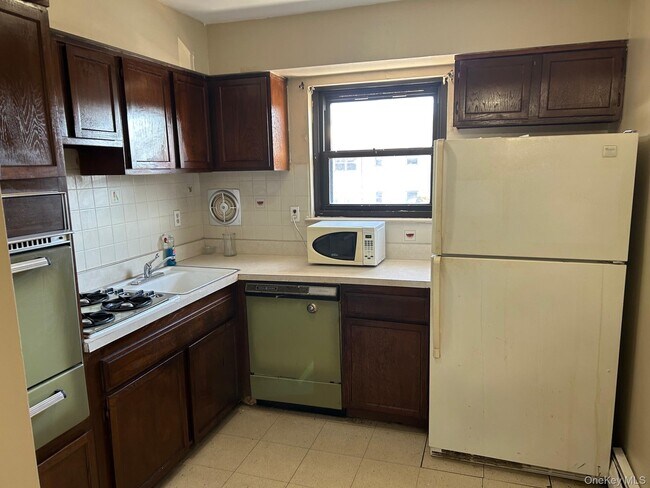 Building Photo - 68 Sneden Pl