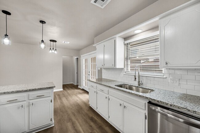 Building Photo - 509 NE Cimarron Cir