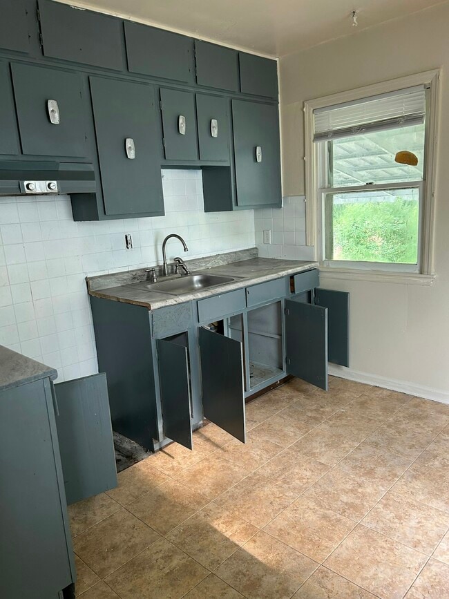 Building Photo - 4608 St James Ave