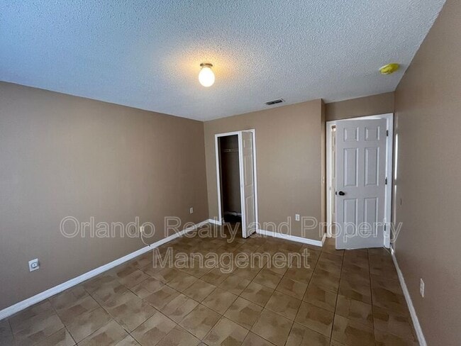 Building Photo - 204 Canterbury Ct