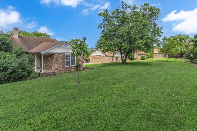 Building Photo - Brentwood/Crieve Hall end unit Condo -avai...