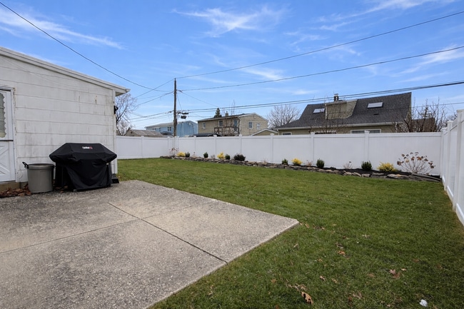 Building Photo - 333 Loring Rd