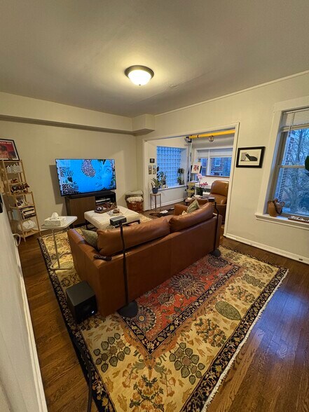 Building Photo - 4211 N Oakley Ave