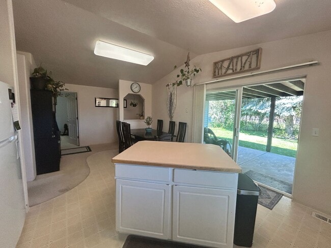 Building Photo - 3 bed 2 bath home in a great neighborhood