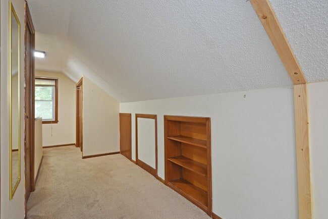 Building Photo - Charming 3-Bed 1.5-Bath Home Available in ...