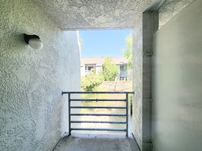 Building Photo - 2 bedroom 2 bath condo home in North San Mateo
