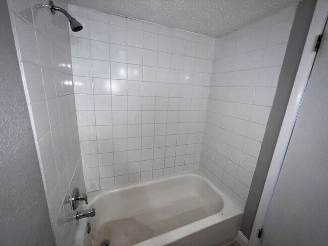 Building Photo - Spacious 3 Bed / 2 Bath Condo in Millenniu...