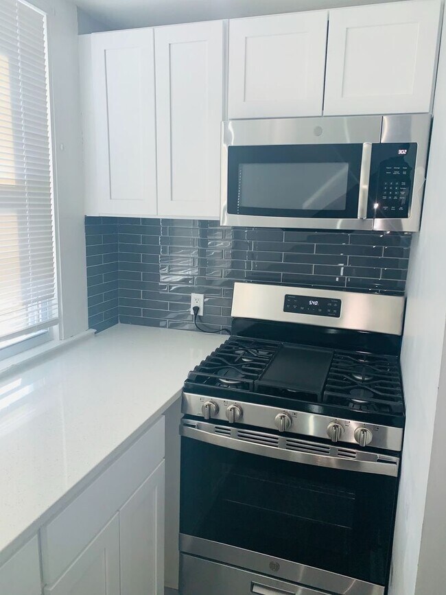 Primary Photo - 30 Rowe St