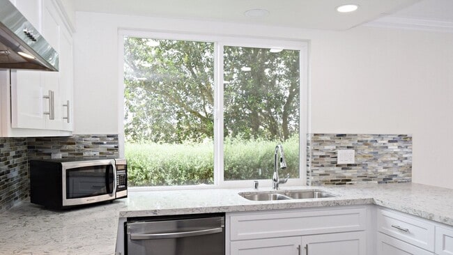 Primary Photo - Stunning 4BR 2.5BA UTC Townhome - Updated ...