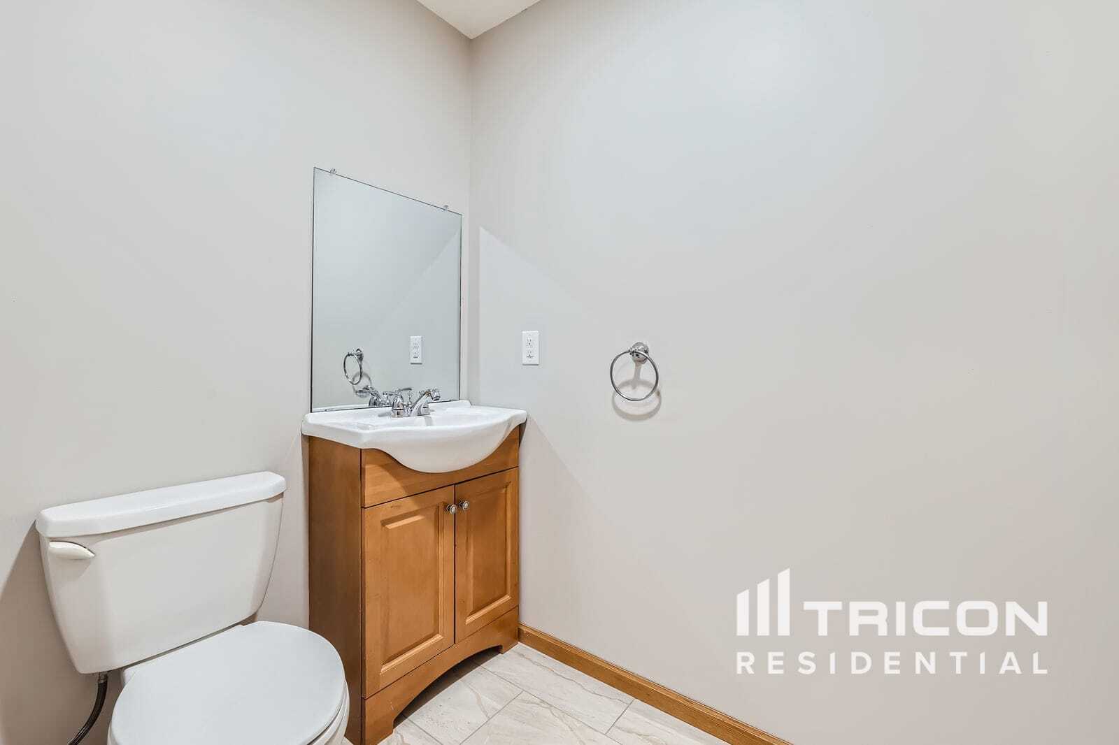 Building Photo - 406 E River St