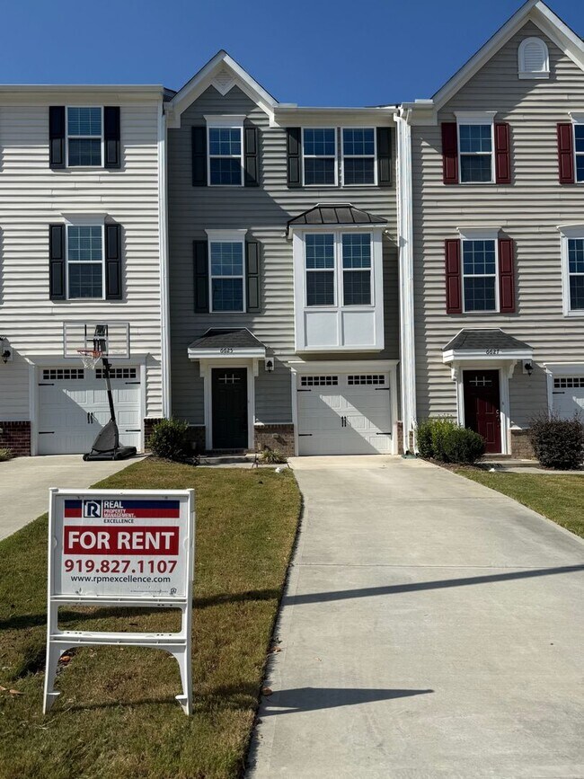 Building Photo - WONDERFUL Townhome in North East Raleigh, Available Now!
