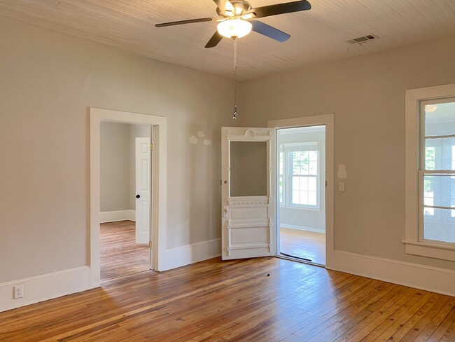 Building Photo - 3 Bedroom Historic Gainesville Home