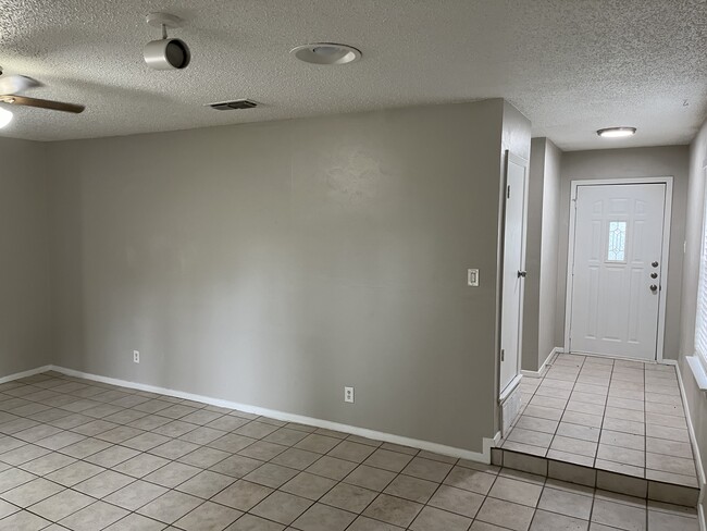 Building Photo - 8836 Hidden Hill Dr