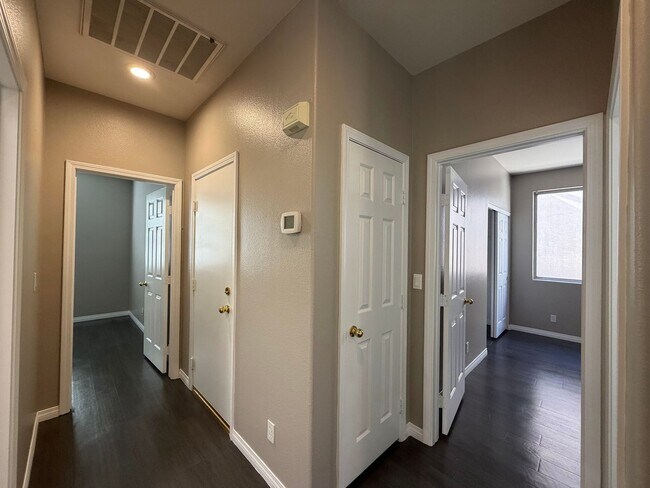 Building Photo - Beautiful 3 Bedroom 2 Bath Single Story Three Bedroom in Spring Mountain Ranch!