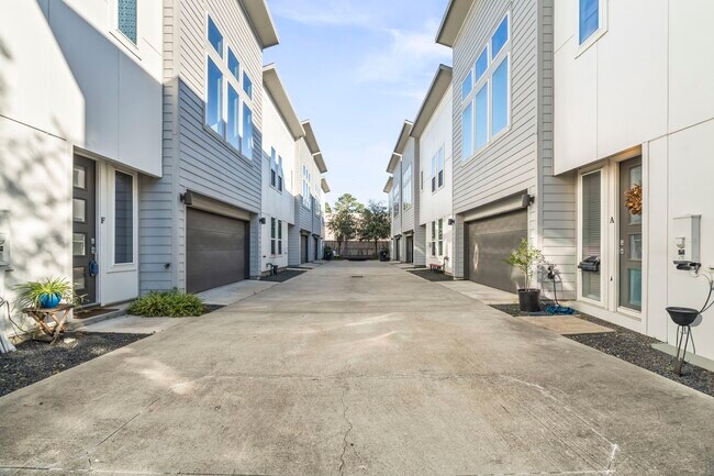 Building Photo - 2210 Lou Ellen Ln