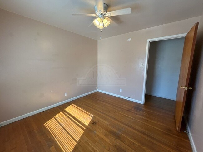 Building Photo - 1008 Goode Dr