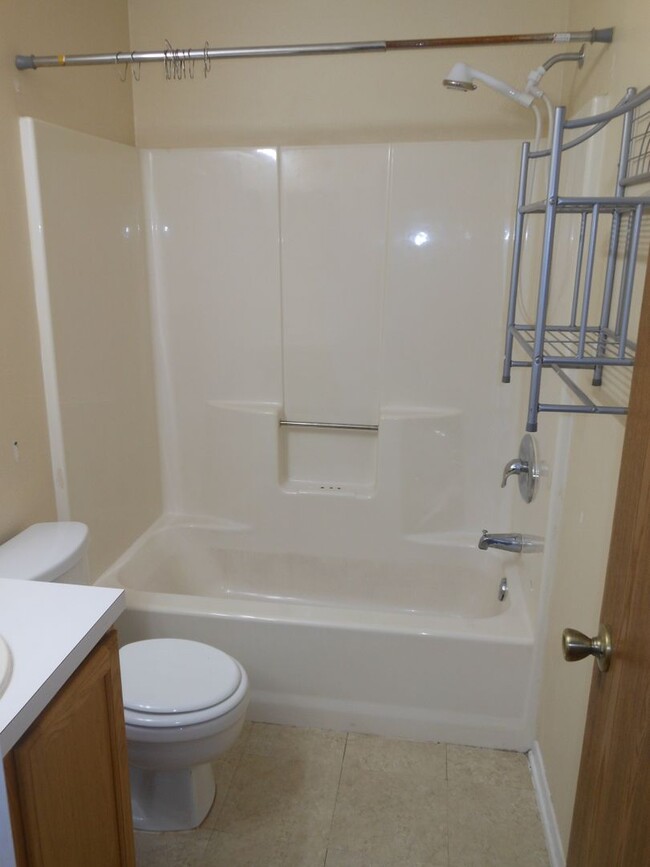 Building Photo - 3 BEDROOM, 2 BATH CANAL FRONT HOME CONVENI...