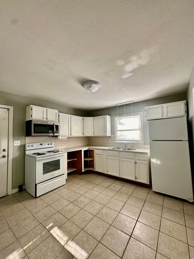 Building Photo - ***1/2 OFF FIRST MONTH’S RENT***Midtown 3 Bedroom 1 Bath Home For Rent