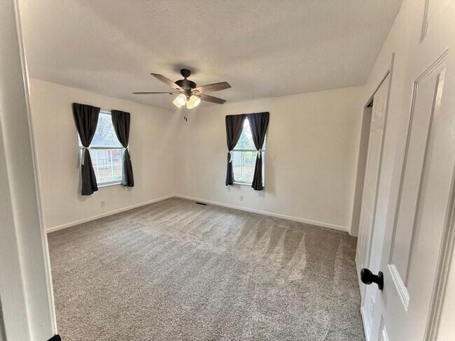 Building Photo - 597 Bluebird Dr