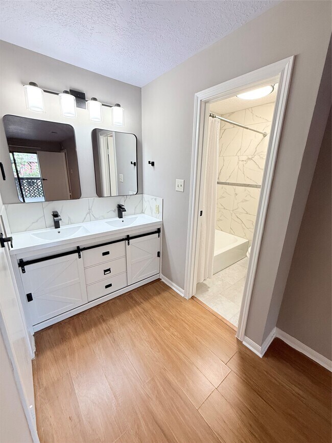Building Photo - 12755 Mill Ridge Dr