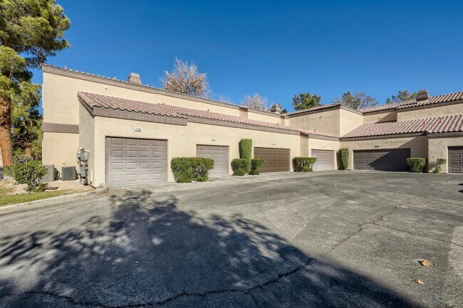 Building Photo - STUNNINGLY UPGRADED 2 Bedroom Condo In SPA...