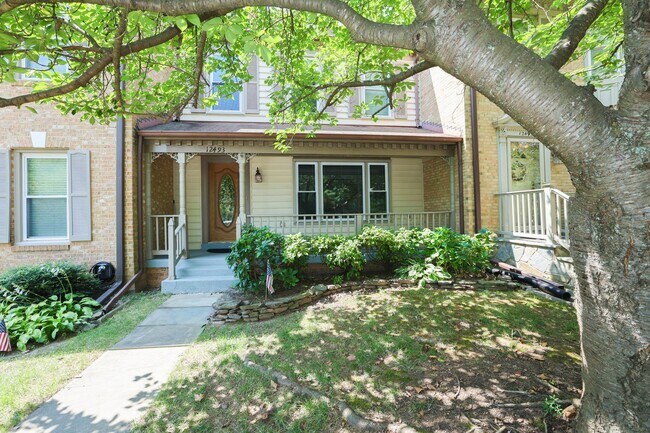 Primary Photo - Great Townhouse in Fairwoods